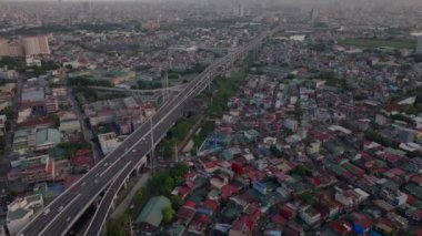Filipinler 'in Manila kentindeki hareketli bir otoyolun havadan görünüşü, kentsel bölgenin altyapısını ve manzarasını ortaya koyuyor..