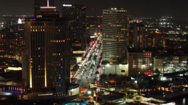 New Orleans şehir merkezinde hareketli bir gece sahnesi Canal Street, şehir ışıkları ve hareketli trafik. Kentsel ve şehir manzarası görselleri için ideal.