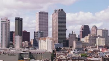 New Orleans modern gökyüzü, etkileyici gökdelenleri ve kentsel manzaraları resimli gökyüzüne karşı yakalıyor..