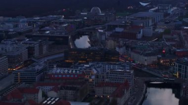 Berlin Hükümeti 'nin karanlık çöktüğünde, Reichstag, su yolları ve aydınlık sokaklar da dahil olmak üzere insansız hava aracı görüntüleri..