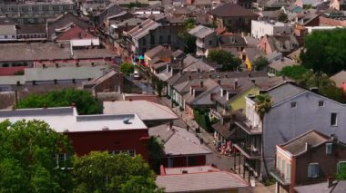 Kuşbakışı manzaralı New Orleans Fransız Mahallesi 'nin büyüleyici güzelliği. Parlak binalara, verimli yeşilliklere ve güneşli bir günde ikonik mimariye hayran olun..