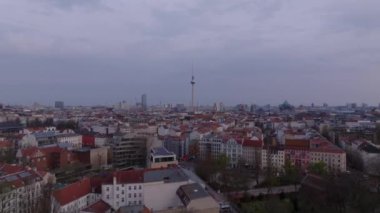 Berlins mimarisinin ve Alexanderplatz 'daki TV kulesinin Alman başkentinin alacakaranlıkta çekilmiş görüntülerine bakın..