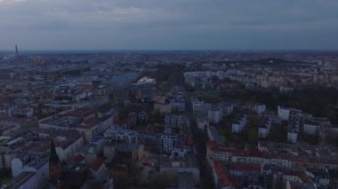 Berlin Mittes 'in çeşitli mimarisi, alacakaranlıkta nefes kesici bir hava manzarasından. Akşam gökyüzünün altındaki kuş bakışı manzaraya bakın..