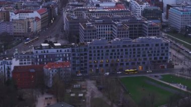 Günbatımında Berlin 'in konut binaları, insansız hava araçları perspektifinden modern mimari, caddeler ve şehir manzarasını sergiliyor..