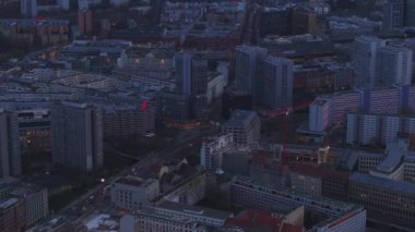 Berlin 'deki devasa sosyalist mimari konutlar Alacakaranlık Kuşbakışı bir bakış açısından. Duvar ayakta dururken şehrin nasıl olduğuna tanıklık et..