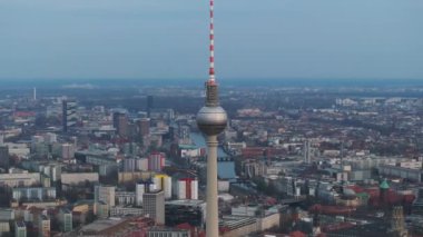 Alexanderplatz 'daki Iconic Berlin TV kulesi şehir manzarasına karşı Alman başkentinin kuş bakışı görüntüsünü sergiliyor..