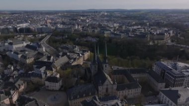 Lüksemburg 'un bereketli manzarası ve tarihi mimarisi nefes kesici bir hava manzarasından. Bu Avrupa başkentinin canlı şehir manzarası ve şehir güzelliği.