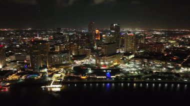 New Orleans 'ın ışıl ışıl gece manzarası aydınlanmış şehir manzarasını, şehir merkezinin gökdelenini ve deniz manzarasını gözler önüne seriyor..