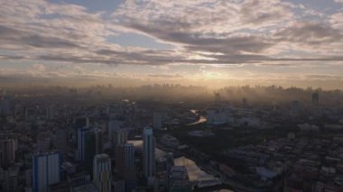 Gündoğumunda Manila 'nın havadan görünüşü, bu Asyalı seyahat yeri altın ışıkla yıkanmış sinematik bir gökyüzüne karşı..