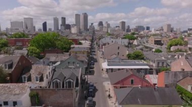 New Orleans 'taki Fransız Mahallesi' nin güzelliğini kuş bakışı bakarak keşfedin. Arka plandaki modern gökyüzüne karşı eşsiz çatı ve caddeleri yakalayın..