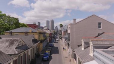 New Orleans 'ta tarihi bir caddenin havadan görünüşü, şehir merkezinde modern gökdelenlerle dolu bir yere götürüyor. Bu güney şehrinin cazibesi yukarıdan.