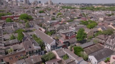New Orleans 'ın Fransız Mahallesi' ndeki tarihi yerleşim yerlerinin cazibesi eşsiz mimarisini ve uzak şehir manzarasını gözler önüne seriyor..