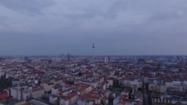 Alacakaranlıkta Berlins şehir manzarasının havadan görünüşü, bulutsuz bir alacakaranlıkta gökyüzüne karşı yukarıdan manzaralar ve mimari güzellikler yakalıyor..