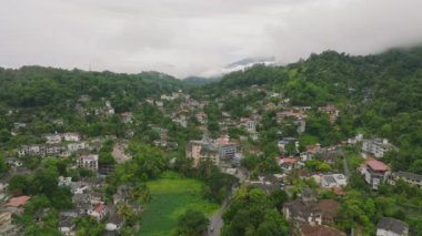 Kandy, Sri Lanka 'nın hava manzarası, yemyeşil, kentsel manzarasını gözler önüne seriyor..