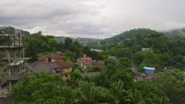 Kandy, Sri Lanka 'nın havadan görünüşü. Yeşillik ve manzaralı tepelere karşı geleneksel mimari sergileniyor. Ünlü bir Asya ülkesinde seyahat ve turizm kavramı.