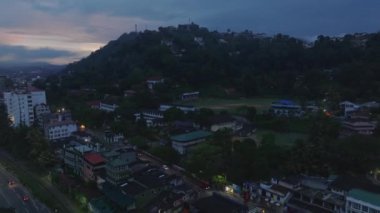 Kandy 'nin göz kamaştırıcı şehri, geceleri Sri Lanka, canlı parlaklığı dağlık manzarasını ve mimari harikalarını aydınlatıyor..