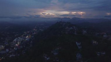 Gün batımında Kandy, Sri Lanka 'da hava manzarası huzurlu şehir manzarasını ve dağları hafif bir ışıkla yakalıyor. Asya 'ya seyahat ve turizm konsepti.