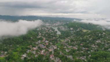 Kandy, Sri Lanka 'nın havadan görünüşü bereketli manzarasını ve hareket eden bulutlarını sergiliyor. Bu kültürel ve doğal mücevhere büyüleyici bir bakış açısı sunuyor..