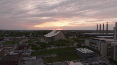 Gün batımında Kansas şehrinin büyüleyici hava manzarasını yaşayın. Güneş ikonik binaların arkasında batarken canlı ufuk çizgisini ve renkli gökyüzünü gösterin.