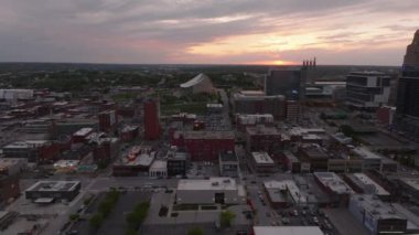 Bu hava manzarası Kansas şehrinde çarpıcı günbatımını yakalıyor. Şehir mimarisi ve tüm kentsel ihtişamıyla ufuk çizgisini gösteriyor. Kansas City, Kansas, ABD, 10 Nisan 2024