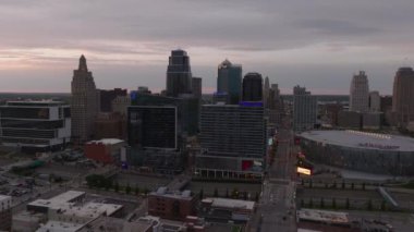 Kansas City 'nin hava manzarası alacakaranlıkta gökyüzüne yükseliyor. Aydınlanmış binalarını ve kentsel manzarasını sergiliyor. Şehir manzarası ve kentsel çevre temaları için mükemmel. Kansas City, Kansas, ABD, 10 Nisan 2024