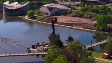 Ovaların bekçisinin hava manzarası ve Arkansas nehri yakınlarındaki Wichita 'nın simgeleri. Güzellik ve kültür mirasına atıfta bulunuyor. Wichita, Kansas, ABD, 10 Nisan 2024