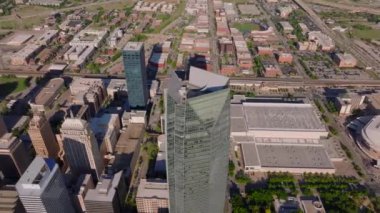 Oklahoma Citys Devon Tower 'ın nefes kesici hava manzarası ve hareketli şehir merkezi, gösterişli parlak gökdelenler ve geniş şehir manzarası.