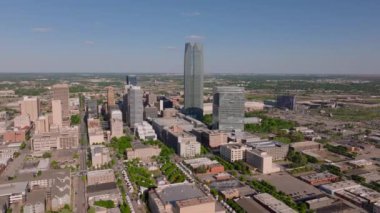 Oklahoma City 'nin merkezindeki gökyüzü, ikonik binalar ve şehir manzarasını güneşli bir günde yakalıyor..