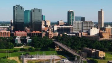 Wells Fargo Kulesi ve yeşillik de dahil olmak üzere ikonik binaların yer aldığı Fort Worth gökyüzü manzarası. Şehir manzarası görselleri için mükemmel.