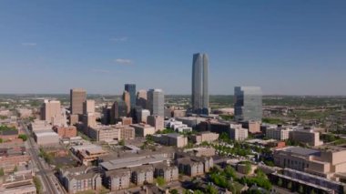 Oklahoma Citys, güneşli bir günde, yüksek binalar ve hareketli şehir merkezinin bulunduğu, havadan bakıldığında modern gökyüzü..