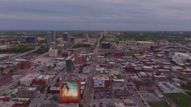 Kansas şehir merkezinin canlı ufuk çizgisini ve kentsel manzarasını tecrübe edin. Şehirlerin eşsiz mimarisini, binalarını ve hareketli şehir sokaklarını yakalıyor. Kansas City, Kansas, ABD, 10 Nisan 2024