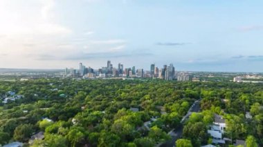 Austins 'in hızlı yükselişi, günbegün gökdelenlerin ve güzel gökyüzünün altındaki yemyeşil şehrin canlı manzarasını gözler önüne seriyor..