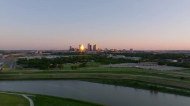 Gün batımında Fort Worth ufuk çizgisinin havadan görünüşü sakin bir Trinity nehrinin sakin çevresini yansıtıyor. Kentsel, doğa ve seyahat kavramları.