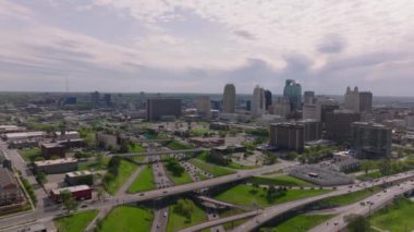 Kansas şehrinin canlı hava perspektifini keşfedin. Bu panoramik manzarada şehir merkezinin ufuk çizgisini, otoyollarını ve şehir tasarımını yakalayın.