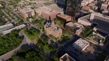 Fort Worth, Texas şehir merkezinin havadan görünüşü. Tarrant İlçe Mahkemesi 'nin tarihi adliyesi ve açık gökyüzünün altındaki şehir manzarası..