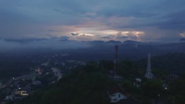 Alacakaranlıkta Kandy, Sri Lanka 'nın nefes kesici hava manzarası bulutlu huzurlu bir manzarayı ve alacakaranlıktaki şehri yakalıyor..
