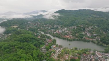 Kandy, Sri Lanka 'nın çarpıcı hava manzarası yemyeşil manzarasını, sakin gölünü ve bulutlu bir günde çevresindeki tepeleri gözler önüne seriyor..