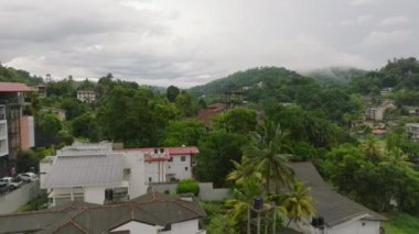 Kandy, Sri Lanka 'nın yerleşim bölgesinin havadan görünüşü, yemyeşil şehirlerin görüntüsü, tepe manzarası, ve yukarıdan bir saat..