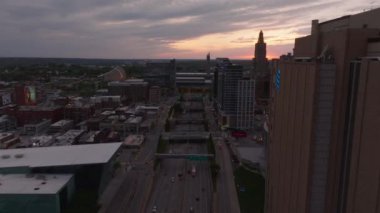 Karanlık çöktüğünde Kansas şehrinin büyüleyici hava manzarası gökyüzü, seçkin binalar ve gün batımında merkez otobanı gösteriyor. Kansas City, Kansas, ABD, 10 Nisan 2024