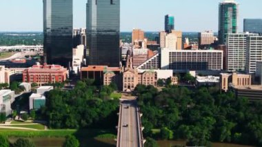 Fort Worth, Texas şehir merkezinin hava manzarası, modern gökdelenler, Tarrant İlçe Mahkemesi, yol trafiği ve yeşillik.