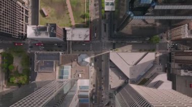 Kansas şehir merkezinin dinamik hava manzarası yüksek gökdelenlerle çevrili kavşağı. Şehir manzaralarını ve şehir hayatını sergilemek için mükemmel.