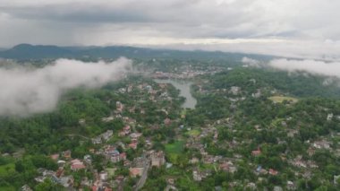 Kandy ve Sri Lanka 'nın nefes kesici hava manzarası yemyeşil, dağınık evler ve manzara üzerinde sürüklenen sisli bulutlar sergiliyor..
