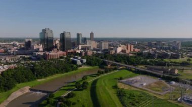 Fort Worth, Teksas gökdelenleri yeşil nehir kıyıları ve Trinity Nehri 'nin karşısındaki şehir binaları güneşli bir günde havadan bakıldığında.