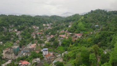 Kandy, Sri Lanka 'nın yemyeşil manzarası, şehir manzarası ve görkemli tepeleri büyük bir Asya seyahat merkezinin güzelliğini gözler önüne seriyor..