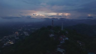 Alacakaranlıkta Kandy, Sri Lanka 'nın nefes kesici hava manzarası, şehirlerin manzarasını ve renkli gökyüzünün altındaki uzak dağları gösteriyor..