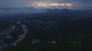 Kansas 'ta huzurlu bir alacakaranlık, yukarıdan Sri Lanka. Bereketli manzaralar ve şehirde akan sakin bir göl..