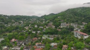Kandy, Sri Lanka 'nın havadan görünüşü yemyeşil ve tepelik arazideki konut binalarını gösteriyor. Ünlü bir Asya şehrinin doğal güzelliği ve manzarası.