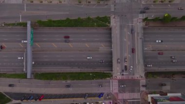 Yoğun saatlerde Kansas City kavşağının hava görüntüsü. Yollarda ve yaya geçitlerinde gezinen araçlar şehrin canlı enerjisini yakalıyor.