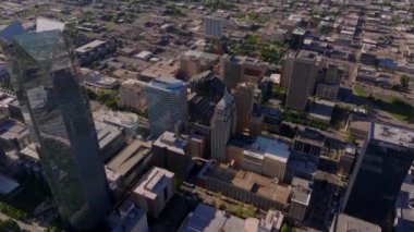 Oklahoma City 'nin çarpıcı hava manzarası, çeşitli gökdelenler ve kentsel çevrenin yer aldığı şehir planlarını ve gökdelenleri gösteriyor..