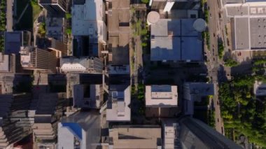 Gökdelenleri, sokakları ve yeşil alanları olan Oklahoma City şehir merkezinin havadan görüntüsü. Şehir manzarası ve bu hareketli metropolün modern mimarisi.